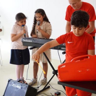 Kinderen zingen met begeleiding van een keyboard